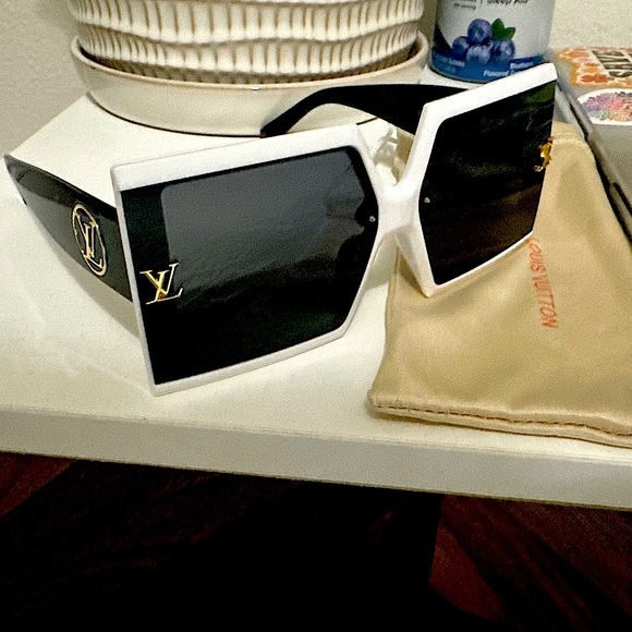 COPY - Louis Vuitton Sunglasses - Picture 1 of 1